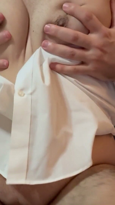 Gordo obeso árabe con remera blanca, tetas grandes y pezones al aire mostrándose | Clip 2