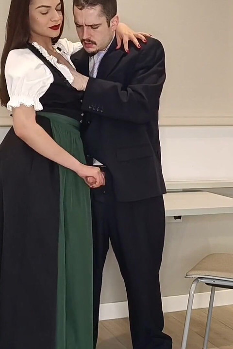 Mit einem traditionellen österreichischen dirndl wichst sie ihn ab