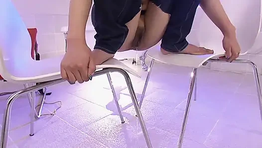 Heißes mädchen masturbiert mit einem dildo und wird dann zum mund gefickt