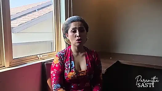 Endonezyalı geleneksel şarkıcı misafir tarafından sikiliyor ve dölleniyor