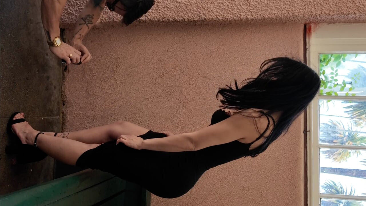 Javna afera, sitna Latina Alexa lancima jebe autobusnu stanicu na Beverly Hillsu, duboko grlo na lice u psećoj pozi