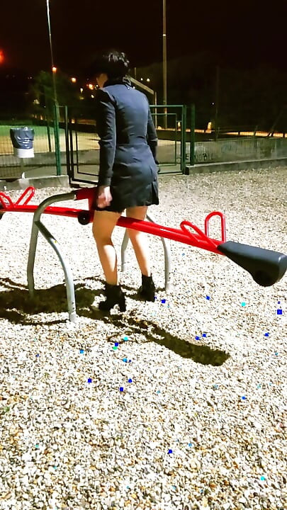 Big Booty Hot MILF Is Wearing a Butt Plug at Park