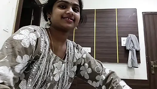 KomşuSudipta'yı onu parmaklarken gördü, arazisini tuttu ve altına çekti, sonra üstüne işedi