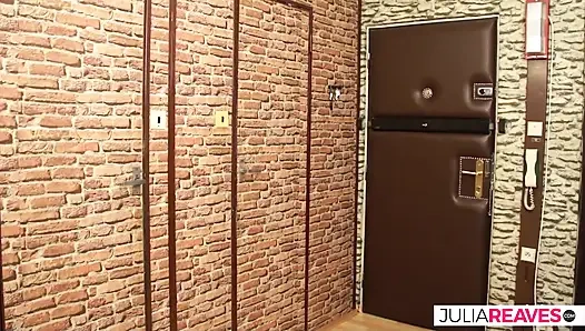 Sie lutscht schwanz und öffnet ihre beine weit zum ficken