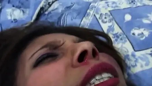 Azgın orta yaşlı seksi kadın damlayan rosebud patlamasıyla derinden yumruklanıyor
