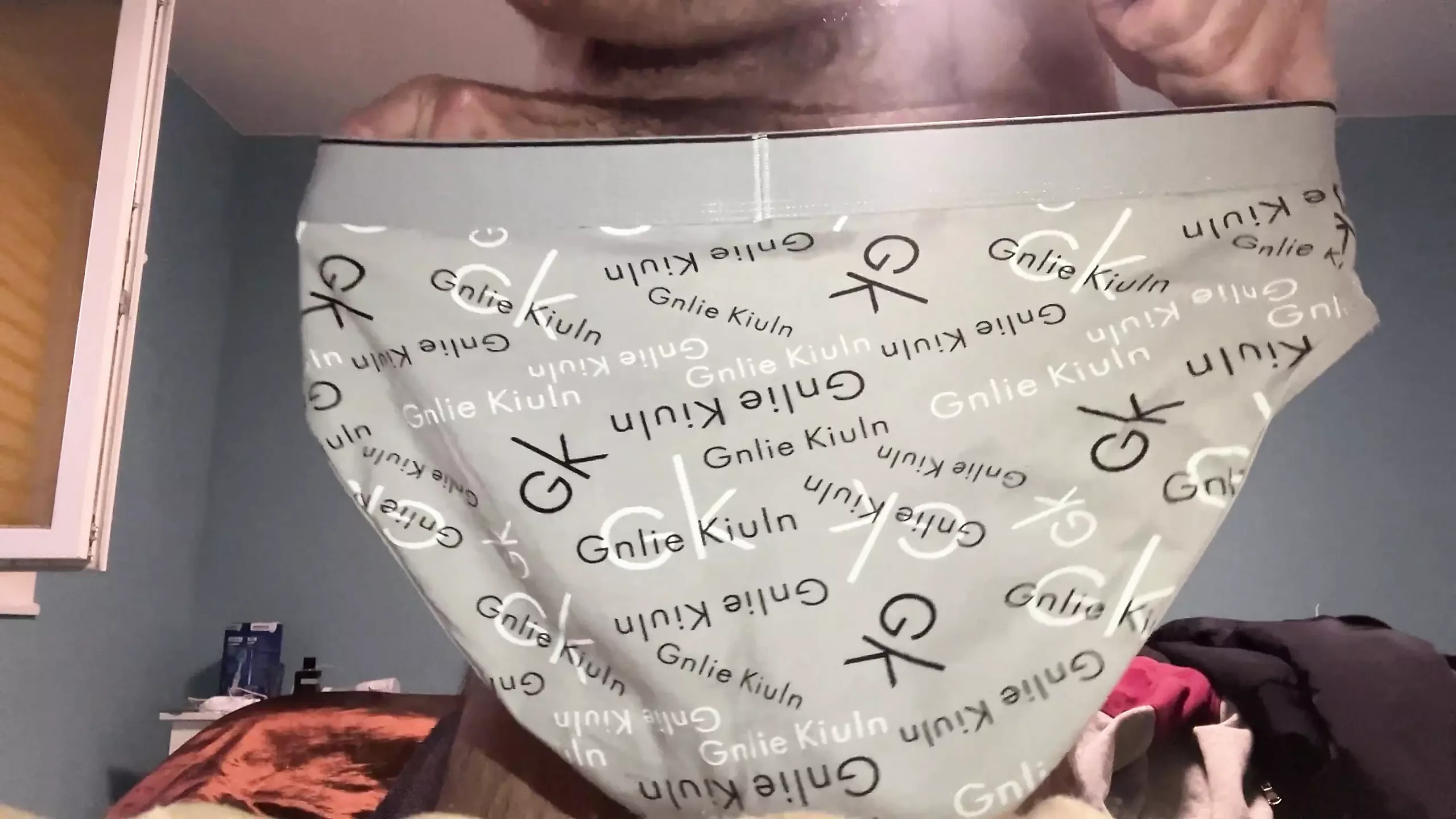 Earl visar upp sina nya briefs för maj 2025