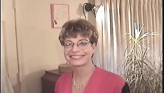 Olgun orta yaşlı seksi kadın ıslak sakso çekiyor ve dölleniyor