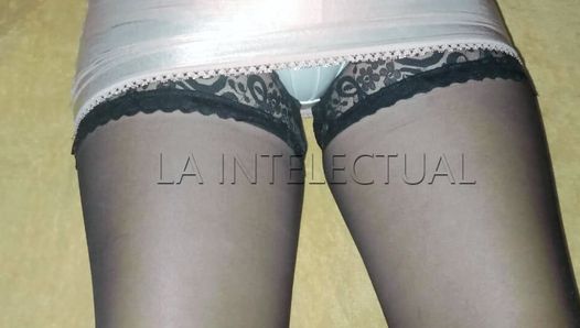 LA INTELECTUAL MUESTRA SU SENSUALIDAD