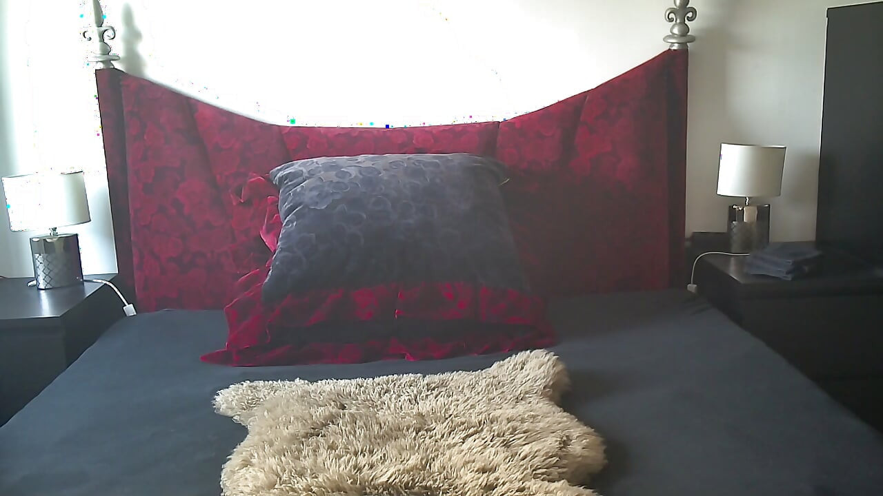 Eu de saia de cabedal e collants de nylon