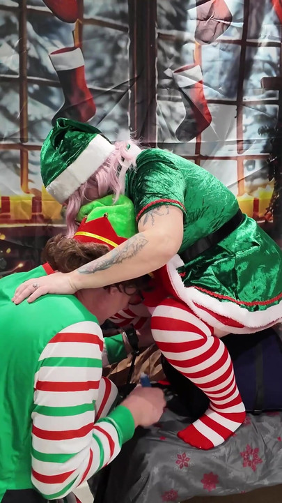 เอลฟ์ซุกซนในชั้นวางของเล่นทางเพศ วัน 3 | คลิป 1