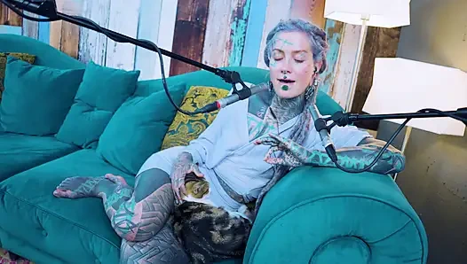 E - empati hakkında konuşuyorum - asmr podcast sfw konuşuyor gotik sıska kız dreadlocks dövmeli model dövmeli kız