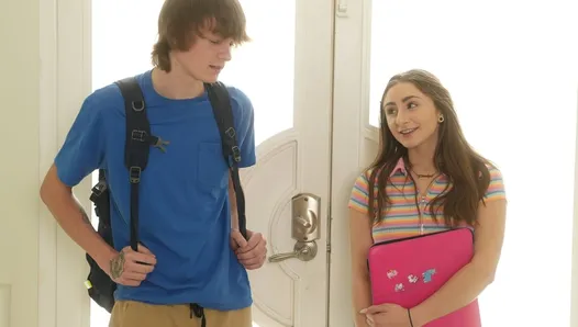 Młoda cycata nastolatka uwodzi swoją szkolną sympatię w domu