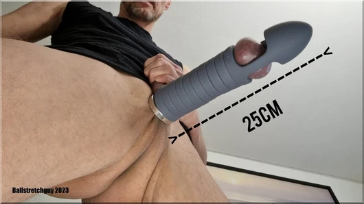 Ballstretchguy, étire mes couilles et fabrique le gode de baise avec la balle le plus long du monde de 25 cm