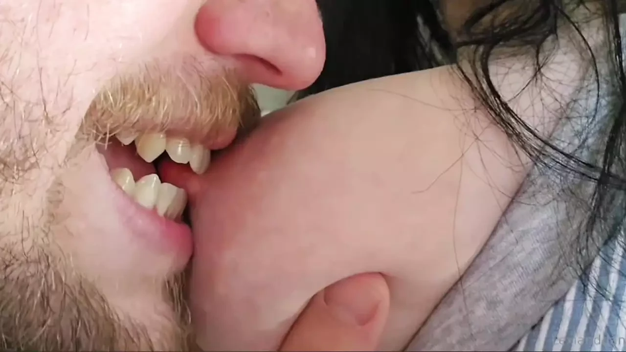 Η Stepsister Titty γαμάει το πουλί σας, σας αφήνει να πιπιλίζετε τα μεγάλα τέλεια βυζιά της και να χύνετε παντού πάνω τους.