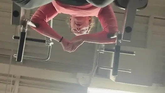 Zum ersten mal fitnessstudio-orgasmus !! Abspritzen im fitnessstudio von einem bauchtraining