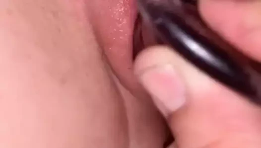 Creamydixielove bermain dengan krim vagina dengan vibrator dan dildo peregangan vagina kecil yang ketat