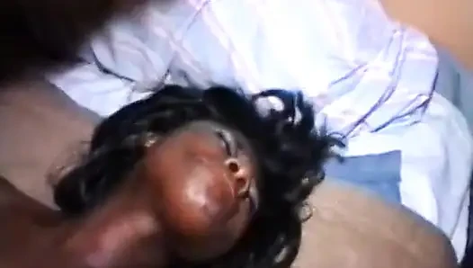 Si cewek hot rambut hitam ini nggak bisa berhenti nyepong kontolmu