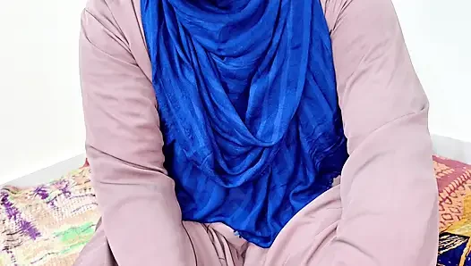 Aku memuaskan hasrat seksual tante tiriku.