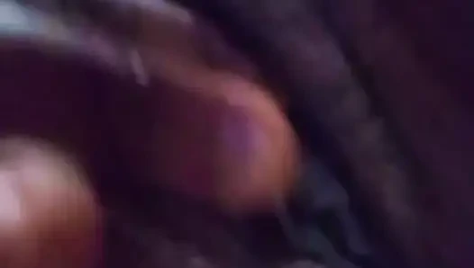 Сквиртует на живом видео