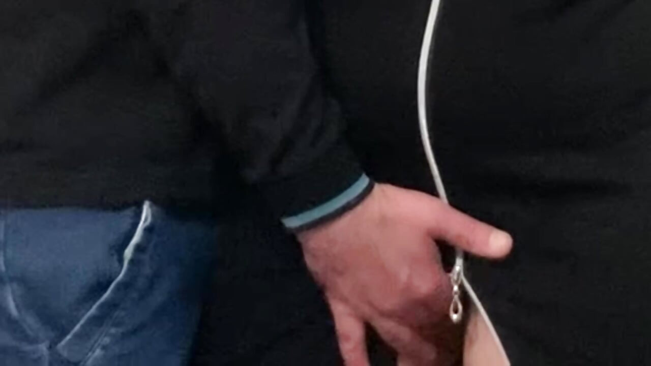 Ciudat pervers își fute pizda cu degetul a unei milf în public