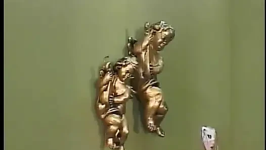 Cewek seksi dengan pantat aduhai ini masukin memeknya ke kontol tebal yang ngaceng