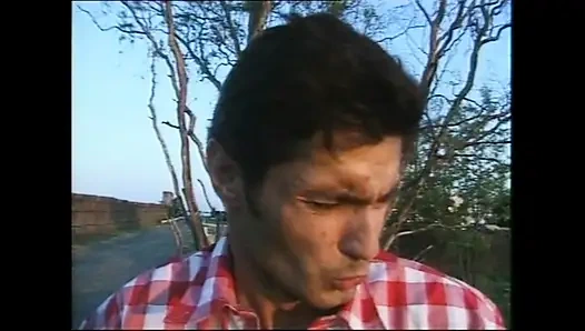 Güzel amatör genç kızın götü çiftçi tarafından büyük yarakla sikiliyor ve ağzına boşaltıyor