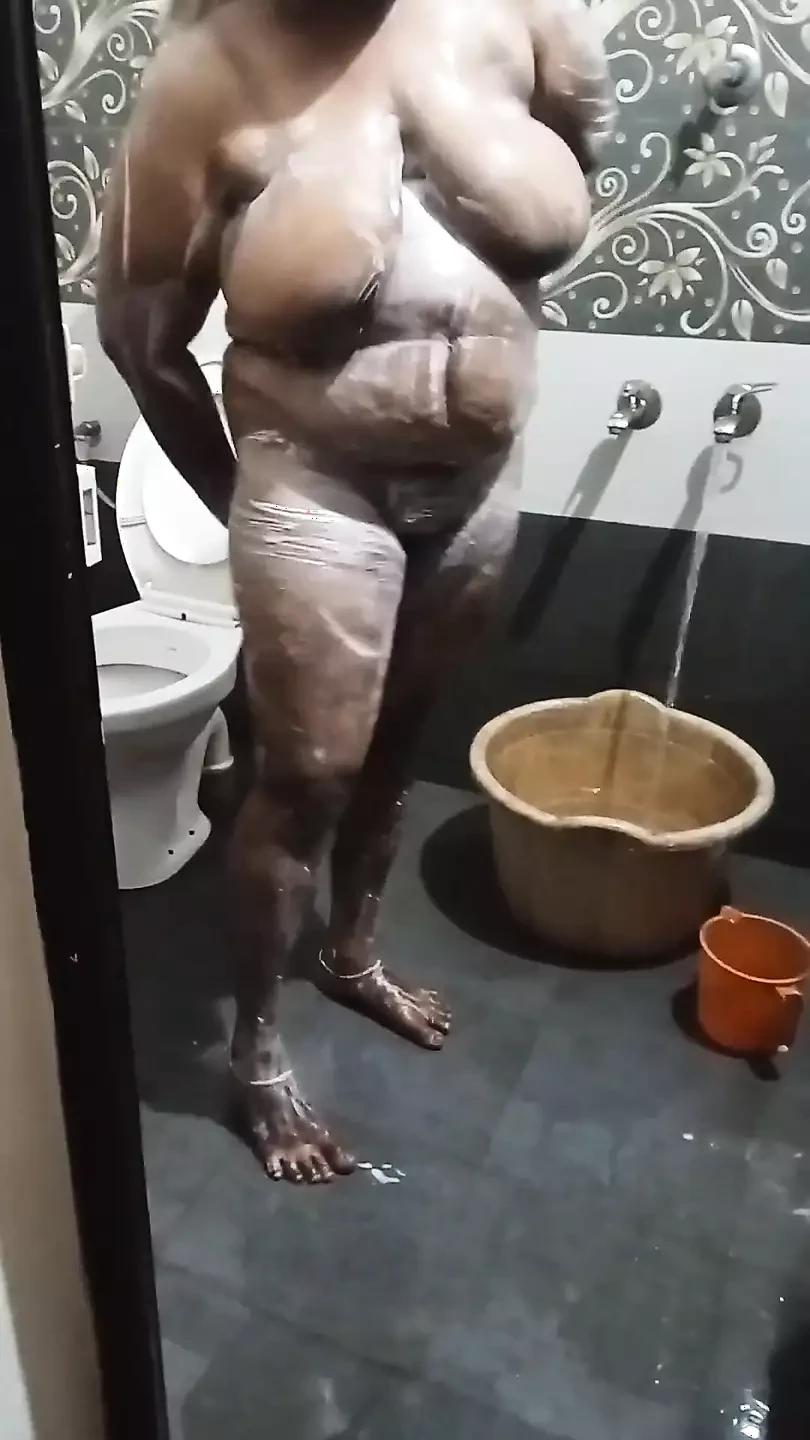 Une demi-sœur dans des vidéos de performance de savon dans la salle de bain