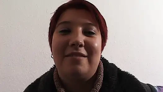 Транс-шлюшка Ahegao трахает пальцами задницу и поглаживает член