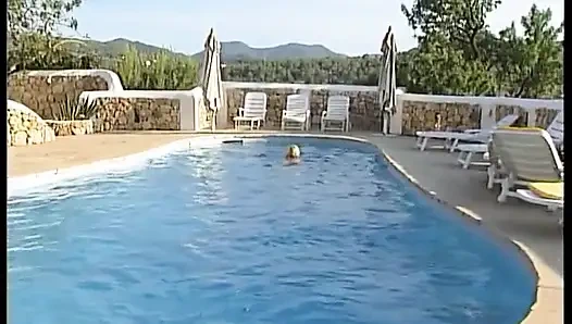 Sarışın kız havuz kenarında göğüslerine büyük bir yarak emiyor