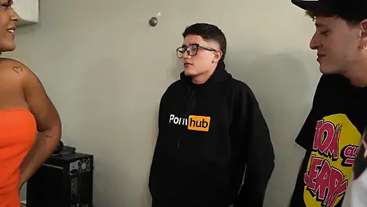 İnek adamlar latin patronlarını dev götle sikiyor ve amını ve yüzünü dölle dolduruyor