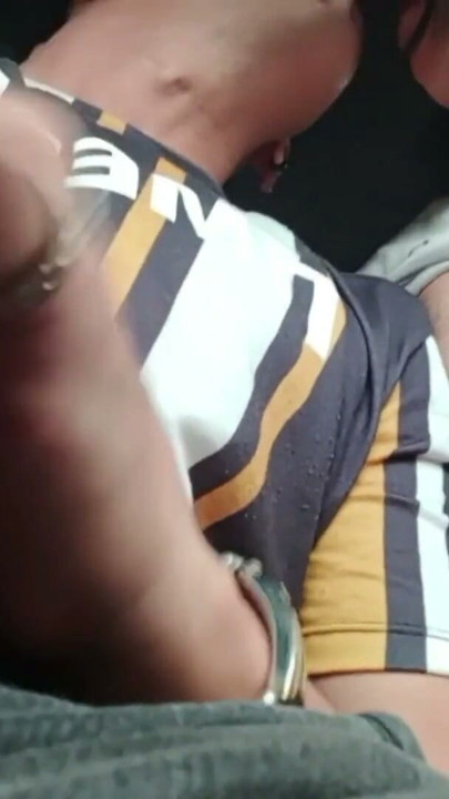 Ma voisine me demande de la conduire au travail et la façon dont elle me remercie est en me suçant la queue | Clip 1