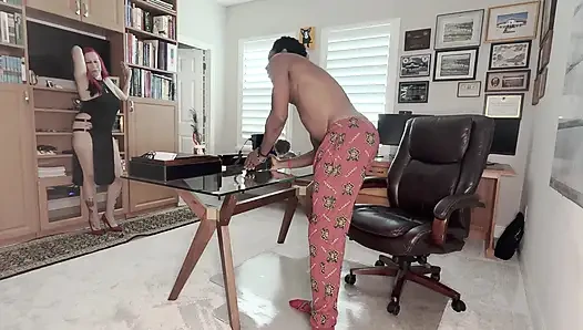 Cewek sange rambut merah dientot habis-habisan sama kontol besar pria kulit hitam