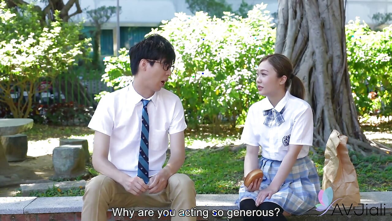 Song Nan Yi Reunites with Her College Colleague