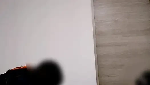 Video gaya rumahan. Bermain posisi cowgirl sama istri semok dengan lingerie oranye. Pasangan ini beraktivitas di rumah. Home made amateur Per