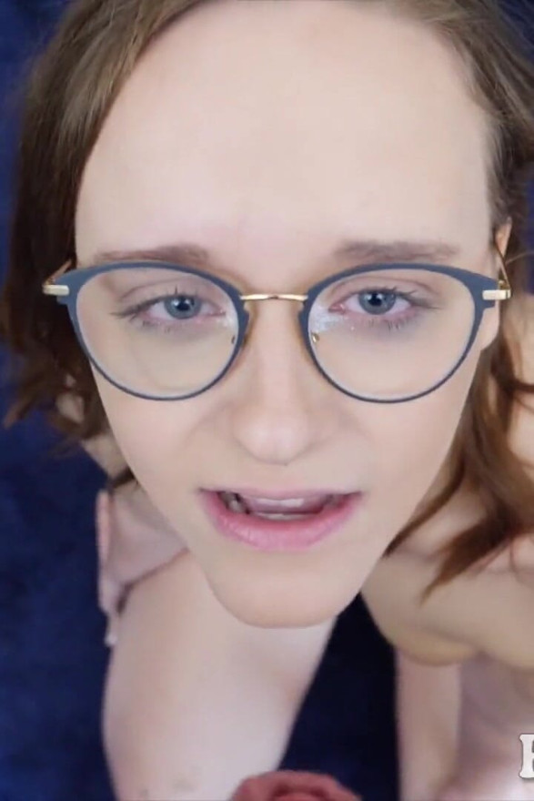 Une jolie reine du cul secret mange des culs avec fessée