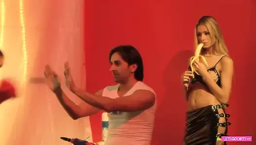 Ateşli sarışın bebekle dağınık üçlü grup seks