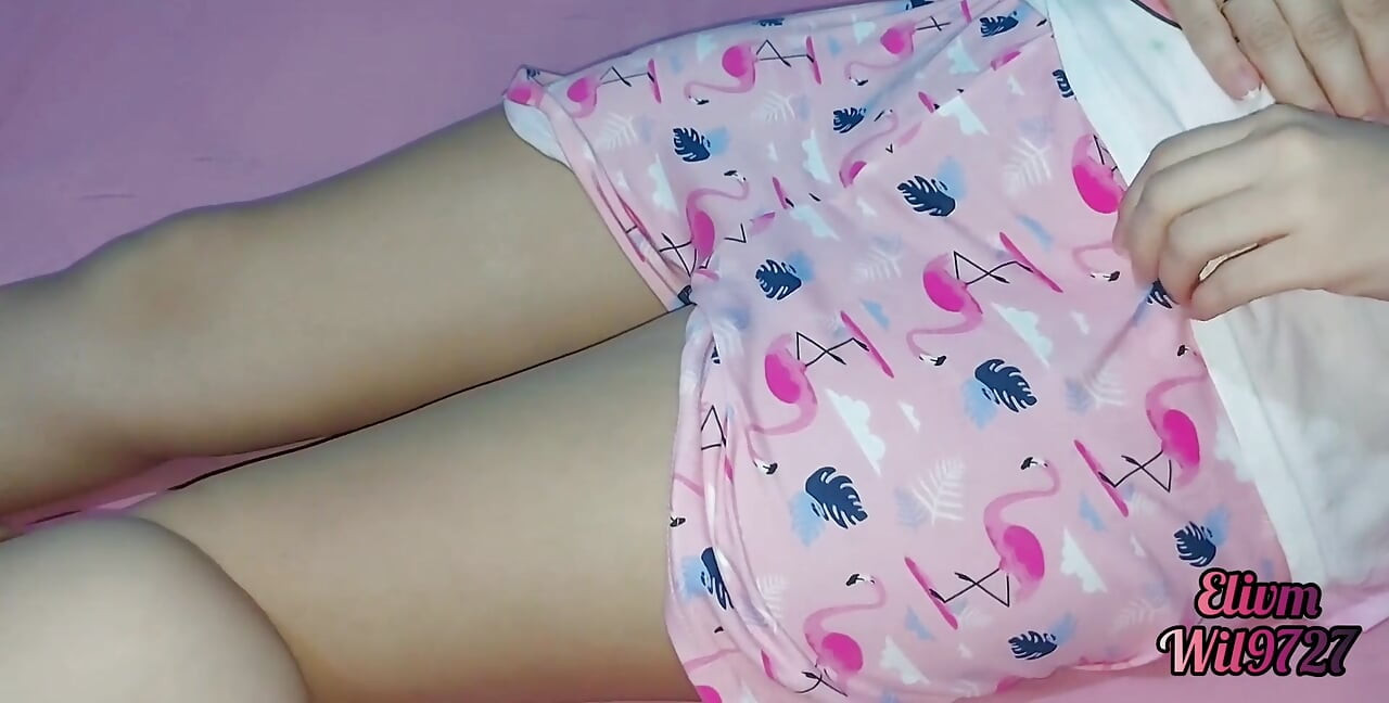 Adik tiriku ngebiarkan aku menurunkan celana dalamnya dan dia nggak pake celana dalam.