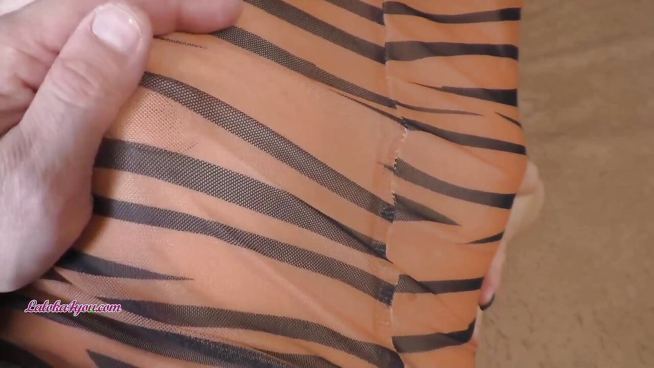 Vitka devojka je jebana u usta i prima spermu na lice