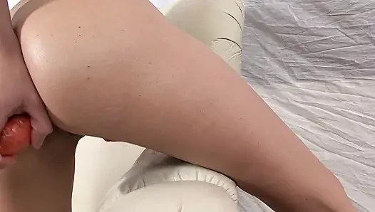 Мастурбация в киску и задницу от сексуальной молодой крошки