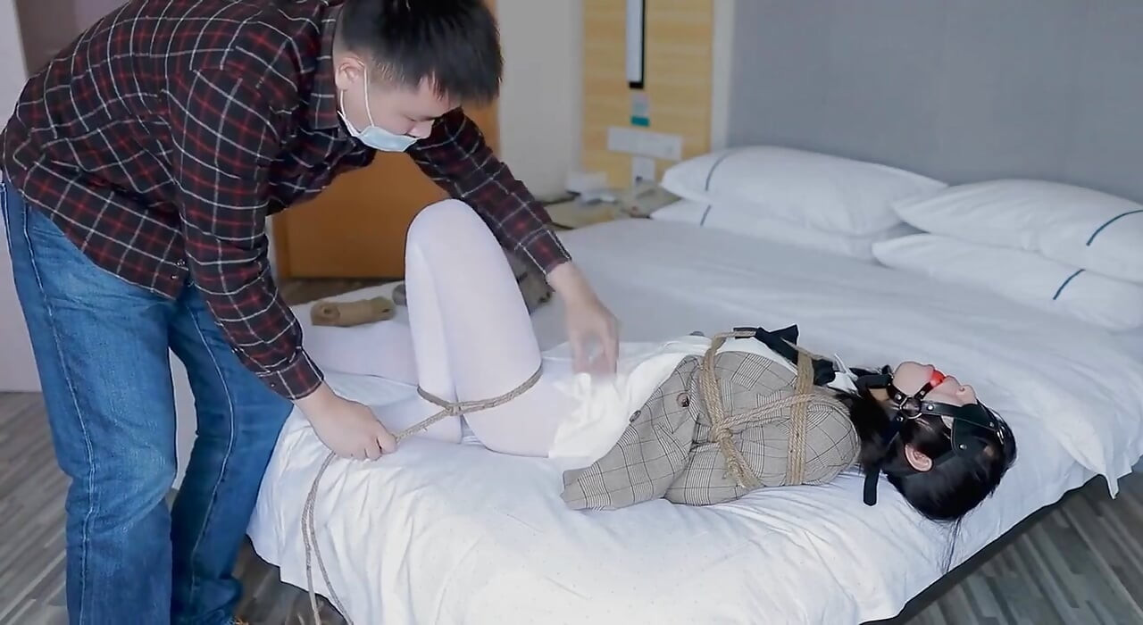 Hui09 - a White-stockinged Jk Girl Is Bound to the Bed with Ropes.
