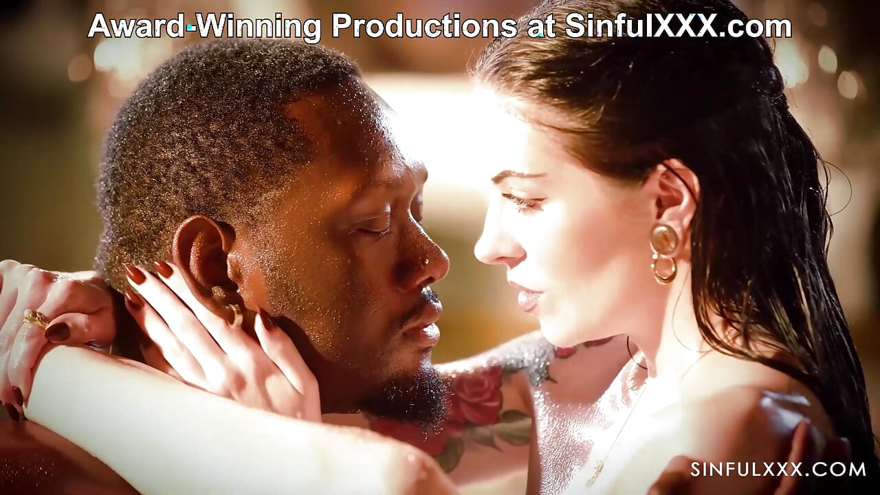 ممارسة الحب العاطفي بين الأعراق في الهواء الطلق في SinfulXXX.