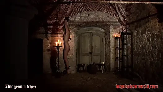 Bir cadı küçük alevler üzerinde sarkıyor