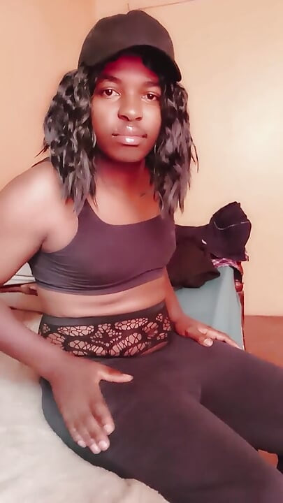 Người chuyển giới Kenya lắc lư và banh mông