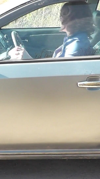Čelist-pádný okamžik z "V autě sexy Milf Platinum praskl auto navigátor bez kalhotek"