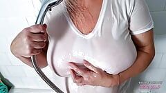 Zralá velká kráska ve sprše - Velká 38EE prsa se ukazují mým tričkem ve zpomaleném záběru (amatérská milfka)
