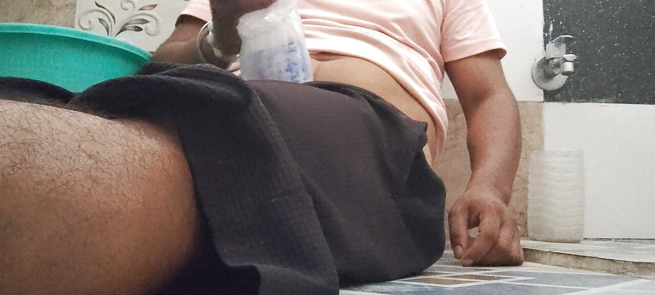 Padrastro juega con chicos por el culo y folla paja gay en el baño