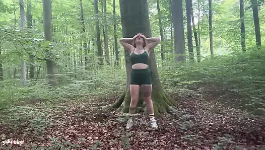 Hayranımın büyük bir yarağı var - Fransız amatör yürüyüş halka açık seks kıllı kızıl saçlı ormanda sikişiyor