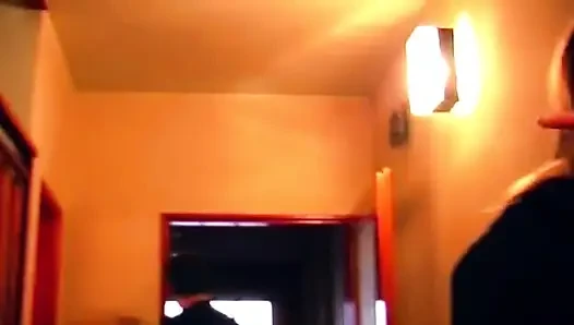 Cewek hot rambut pirang ini lagi asik ngentot memek beceknya pakai dildo ukuran XL