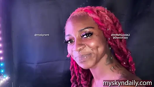 Gırtlağına kadar büyük zenci yarağı alıyor