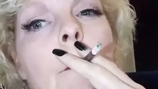 Super sexy rijpe vrouw van dichtbij roken